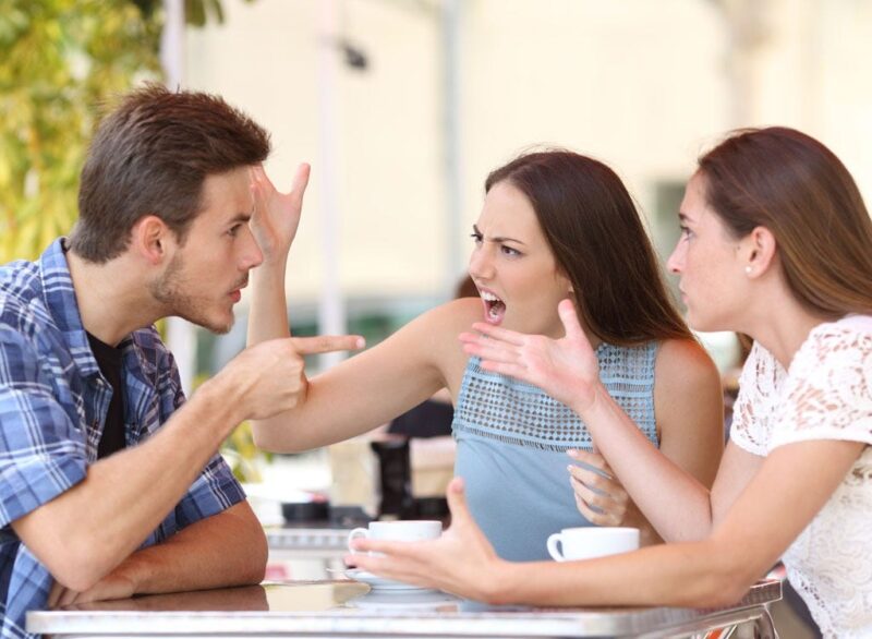 Moja siostra ratakowała mnie i wyciągnęła mnie przed 70 gośćmi na jej ceremonii wręczenia nagród. moja mama tylko się uśmiechnęła. nikt nie wkroczył. po jednym wezwaniu ich idealny moment zaczął się rozpadać...