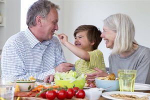 Spóźniłam się na spotkanie z ojcem mojego narzeczonego, ponieważ dałam mój lunch bezdomnemu mężczyźnie, który wydawał się głodny. Kiedy dotarłam do rezydencji, siedział na czele stołu, uśmiechając się.