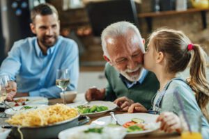 Spóźniłam się na spotkanie z ojcem mojego narzeczonego, ponieważ dałam mój lunch bezdomnemu mężczyźnie, który wydawał się głodny. Kiedy dotarłam do rezydencji, siedział na czele stołu, uśmiechając się.