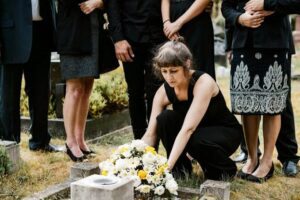 Rodzina mojego zmarłego męża nazywała go "pracownikiem biurowym" z "życiem w martwym zaułku". Odwiedzając jego grób, mój syn dotknął dziwnego symbolu na nagrobku