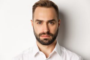 Oglądałem dyplom mojej siostrzenicy w milczeniu, niewdzięczny po tym, jak po cichu zapłacił jej czesne przez cztery lata. moja siostra uśmiechnęła się, "jesteś tylko wujkiem - nie oczekuj okrzyku."