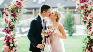 Myśleli, że to tylko biedny dzieciak w tanich butach - więc wysłali go w róg. Chwilę później przybył jego wujek... i atmosfera całkowicie się zmieniła.