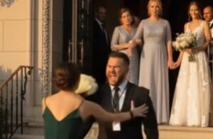 Bogaty ojciec wierzył, że jego jedyny syn odszedł na zawsze - dopóki nie spotkał kobiety i czwórki dzieci oczami swojego syna na cmentarzu. To, co stało się dalej, zmusiło go do dokonania niemożliwego wyboru